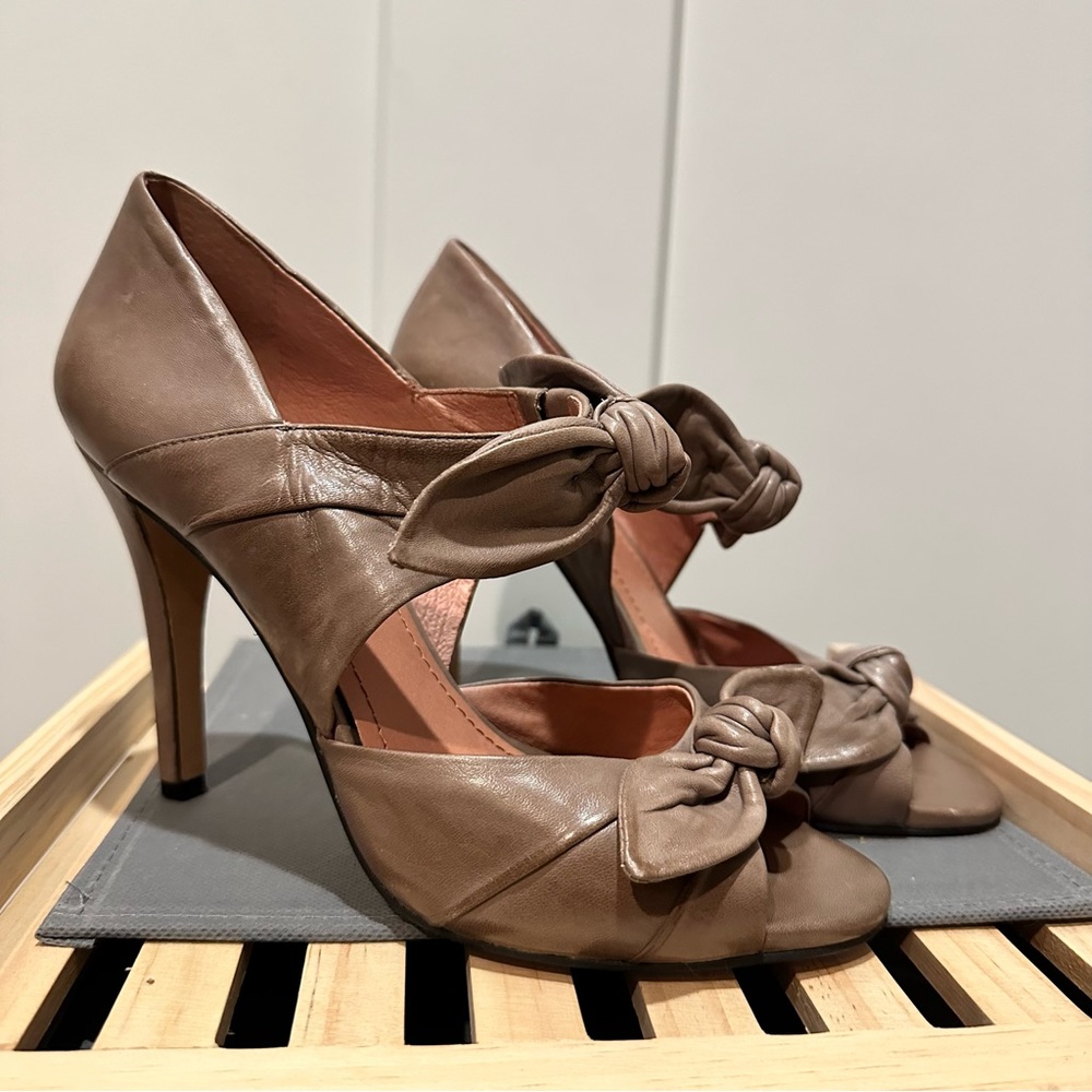 Vince Camuto heels size 7.5